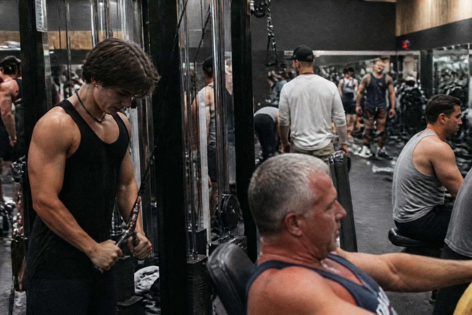 Gimnasio lleno de socios entrenando